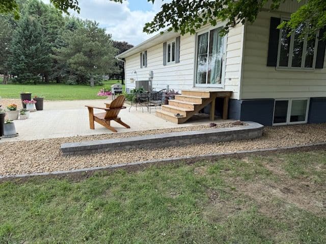 Gallery photos for Revitalized Outdoor Space in Sioux Center with Elegant Rock Edging: Image #1