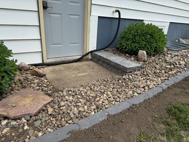 Gallery photos for Revitalized Outdoor Space in Sioux Center with Elegant Rock Edging: Image #2